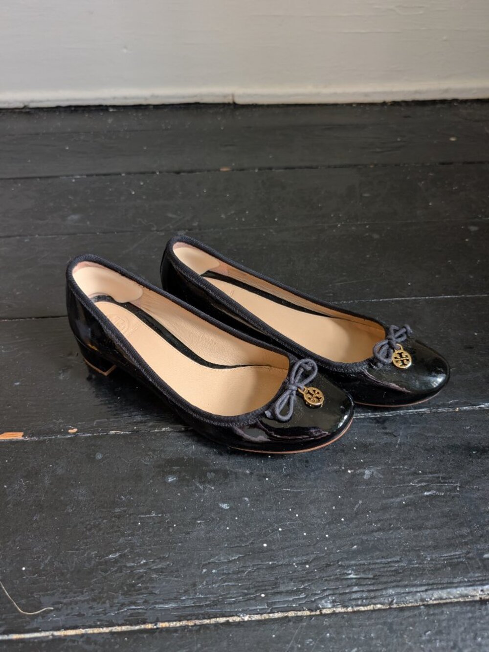 tory burch chelsea black patent leather bow logo pumps (7.5) - Picture 7 of 8